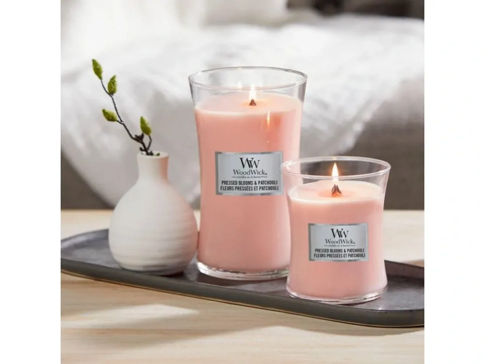 Woodwick vonná svíčka Pressed Blooms & Patchuli (Drcené květy a pačuli) 609 g