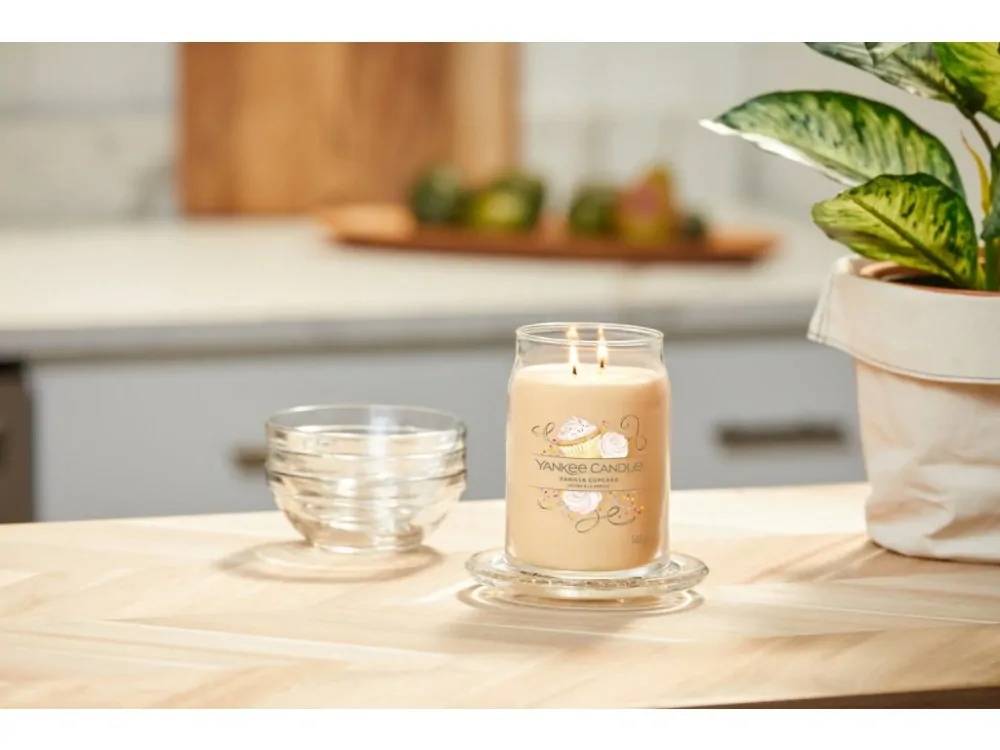 Yankee candle, vonná svíčka Signature Vanilla Cupcake (Vanilkový košíček) 567 g