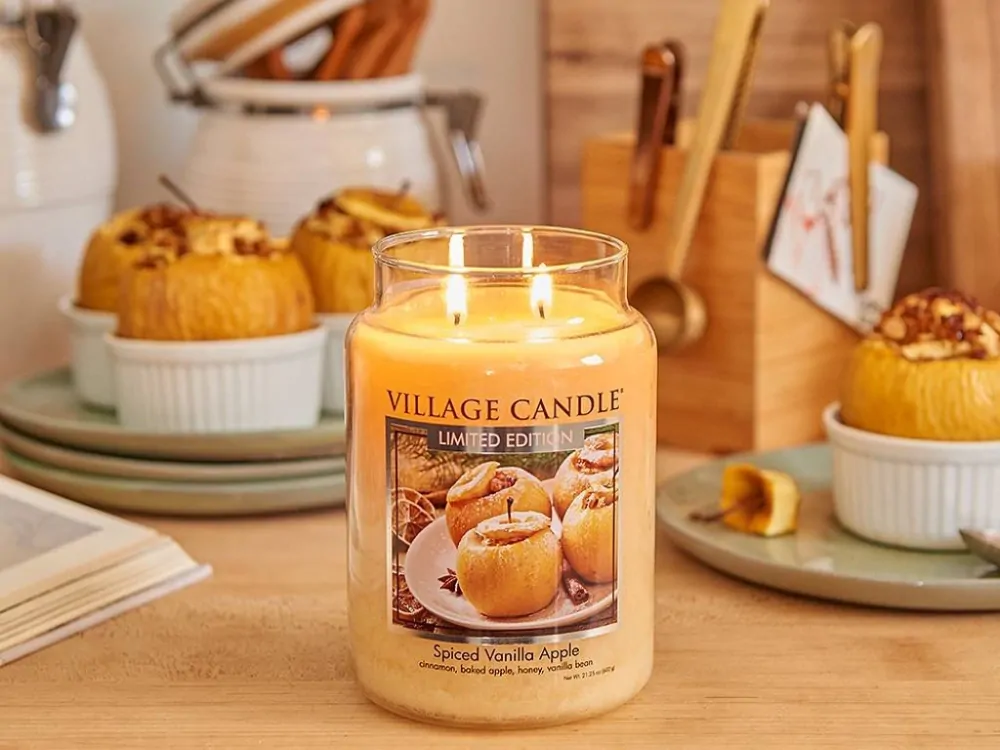 Village Candle - vonná svíčka Spiced Vanilla Apple (Pečené vanilkové jablko) 602 g