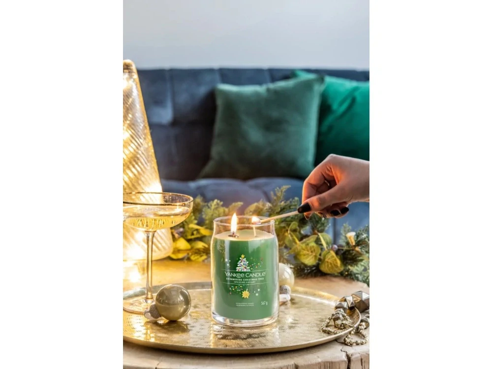 Yankee candle, vonná svíčka Signature Shimmering Christmas Tree (Rozzářený vánoční stromek) 567 g