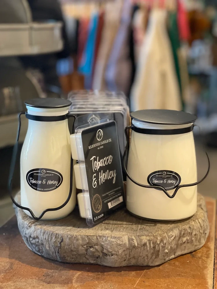 Milkhouse Candle Co. - vonná svíčka Tobacco & Honey (Tabák a med) 624 g