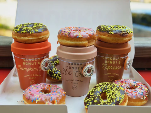 DW HOME - vonná svíčka Sprinkle Donut and Vanilla latte 318 g