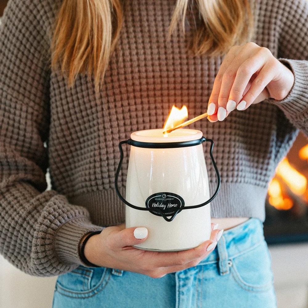 Milkhouse Candle Co. - vonná svíčka Holiday Home (Vánoce doma) 624 g