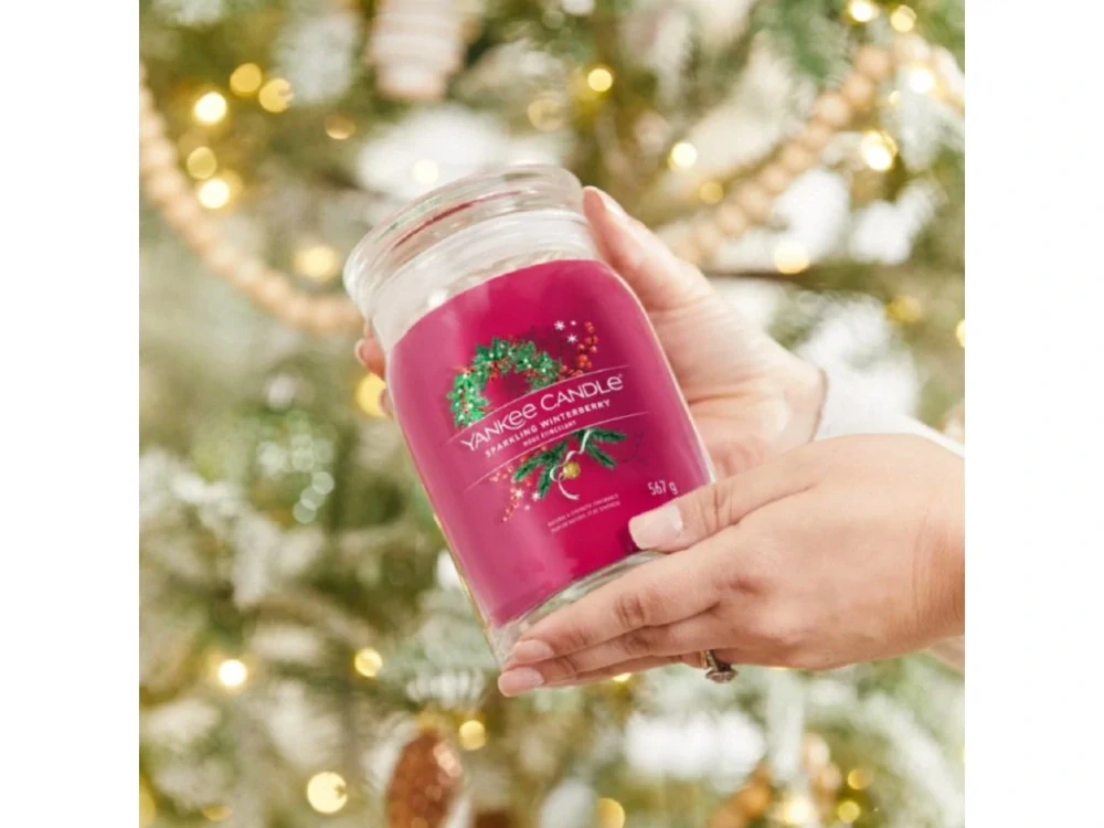 Yankee candle, vonná svíčka Signature Sparkling Winterberry (Jiskrné zimní bobule) 567 g