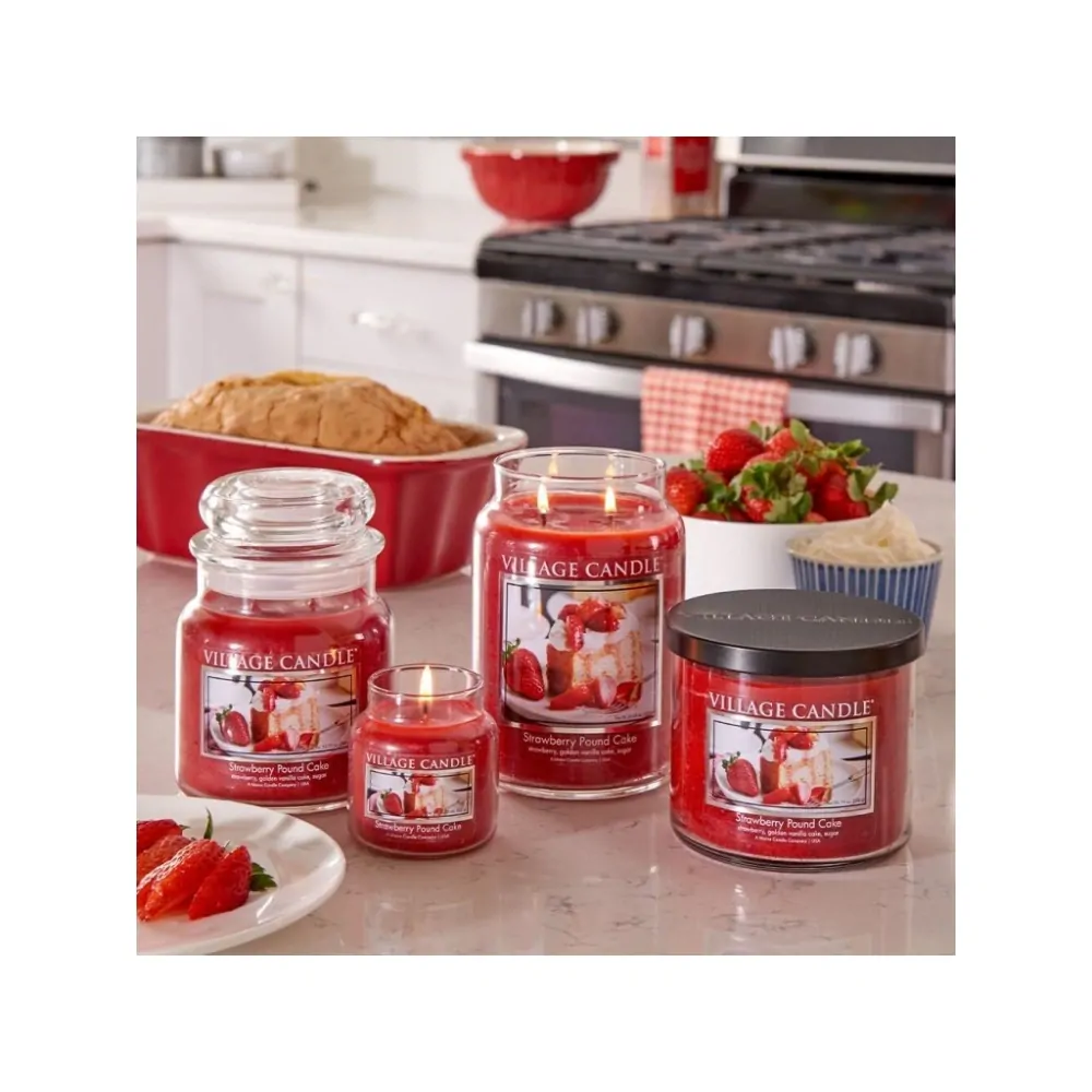 Village Candle - vonná svíčka Strawberry Pound Cake (Jahodový koláč) 602 g