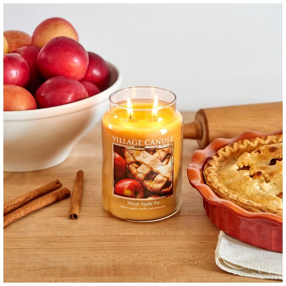 Village Candle - vonná svíčka Warm Apple Pie (Jablečný koláč) 602 g