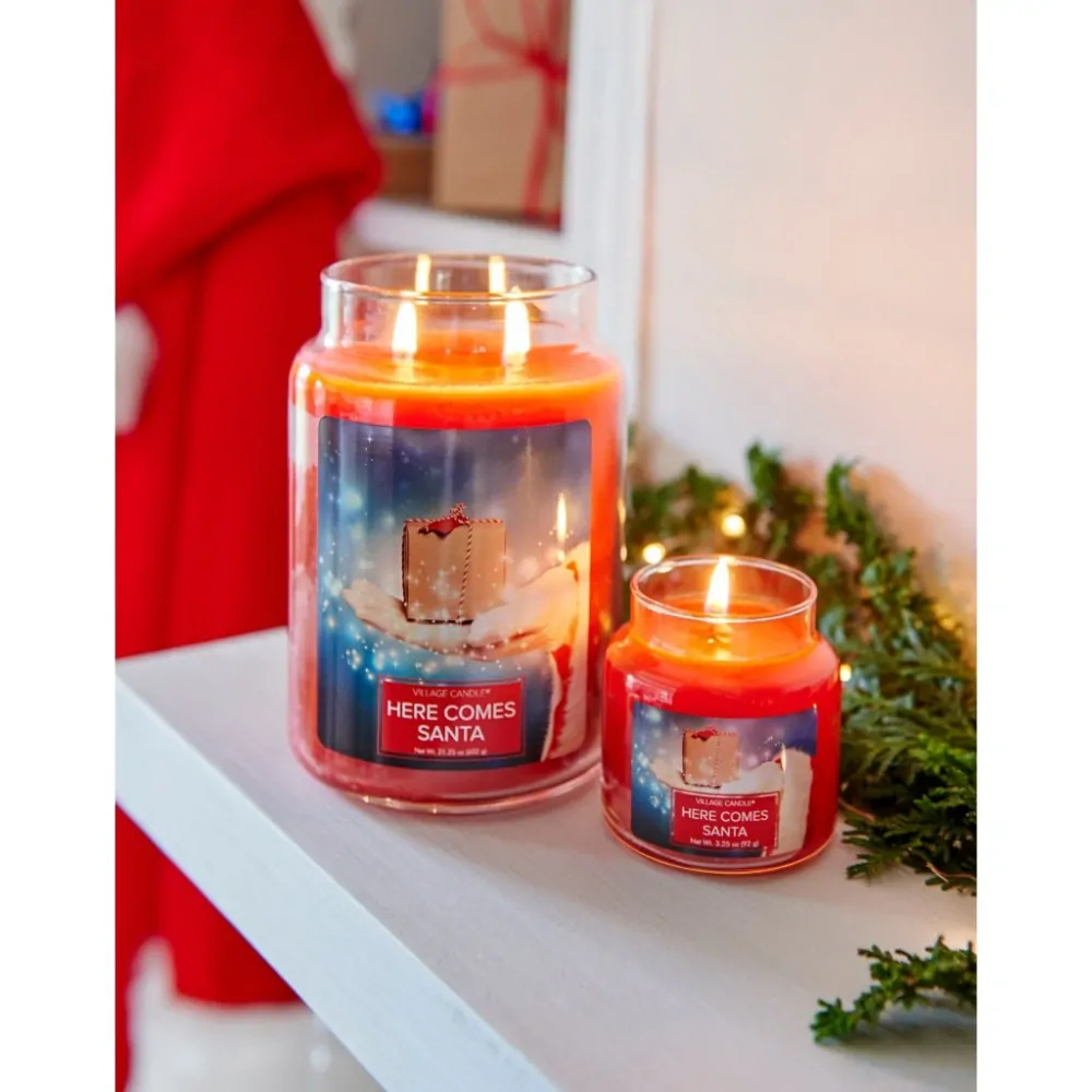 Village Candle - vonná svíčka Here Santa Comes (Santova návštěva) 602 g