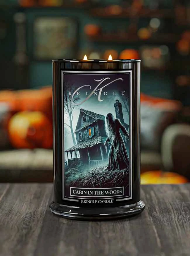 Kringle Candle, vonná svíčka Halloween Cabin in the Woods 624 g