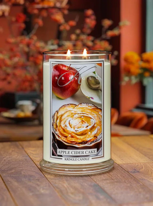 Kringle Candle, vonná svíčka Apple Cider Cake 624 g