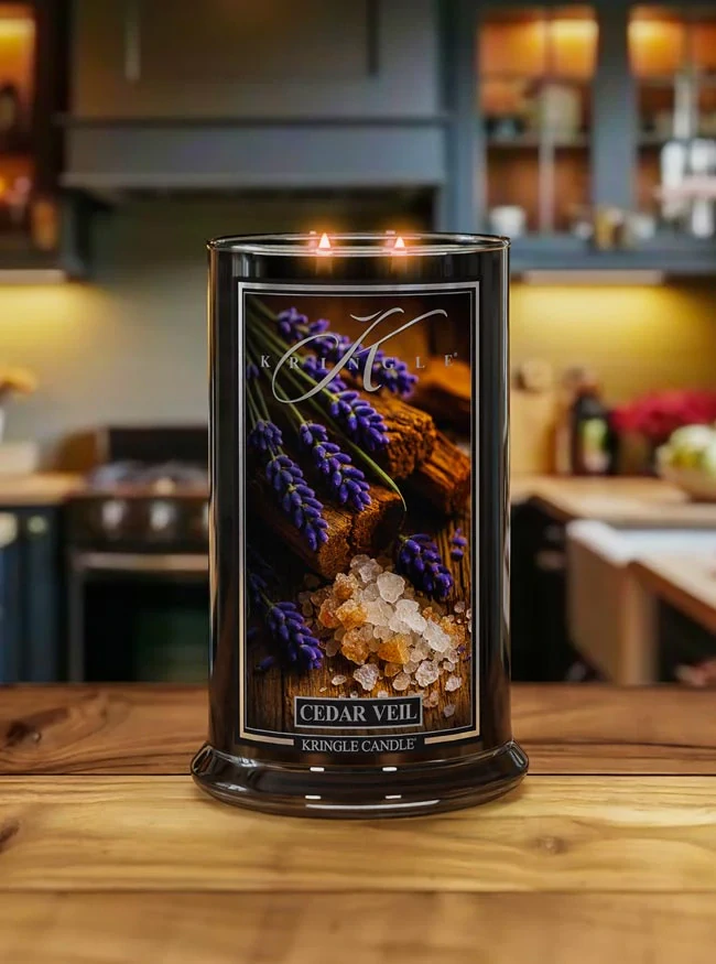 Kringle Candle, vonná svíčka Reserve Cedar Veil 624 g