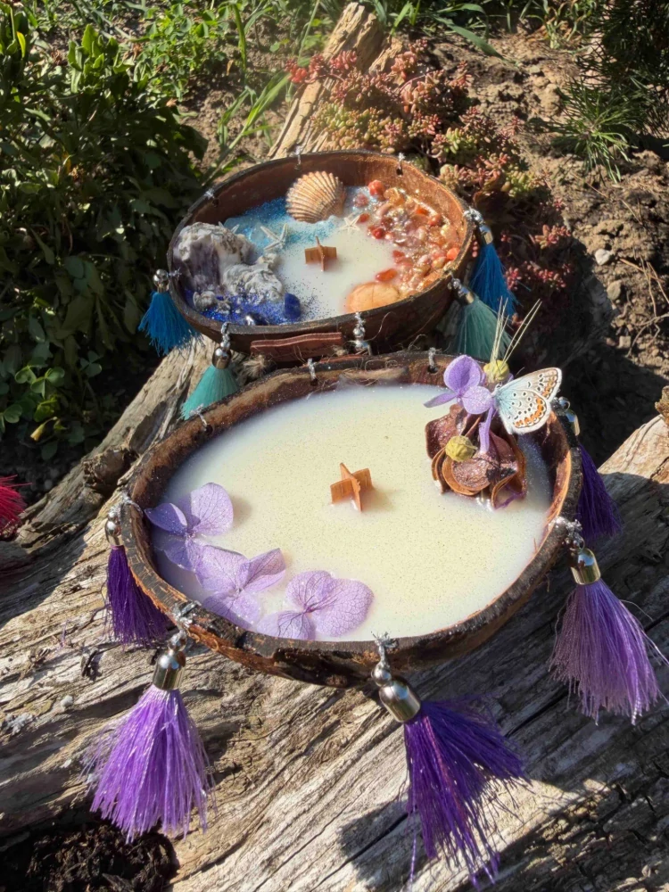 Magic Rose - svíčka v kokosu Boho styl fialová