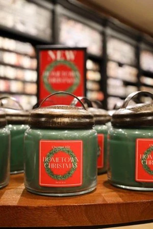 Chestnut Hill Candle - vonná svíčka Hometown Christmas 454 g
