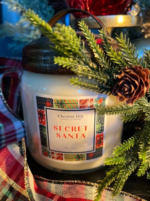Chestnut Hill Candle - vonná svíčka Secret Santa 454 g