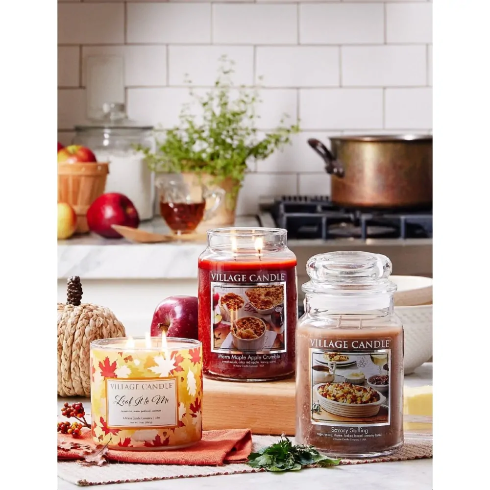 Village Candle - vonná svíčka Warm Maple Apple Crumble (Jablečný javorový koláč) 602 g