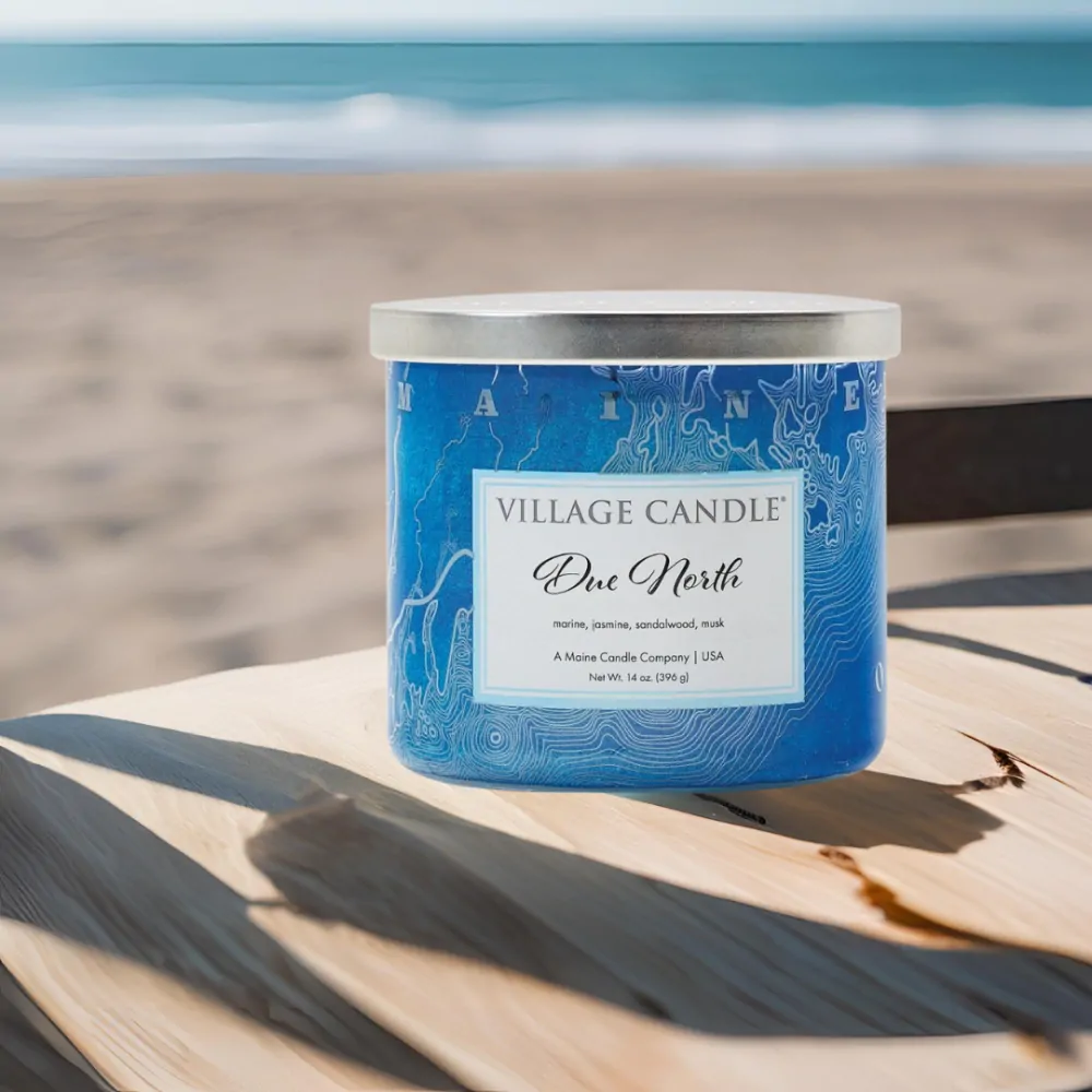 Village Candle vonná svíčka Due North (Mořský vzduch, Jasmín & Santalové dřevo) 396 g