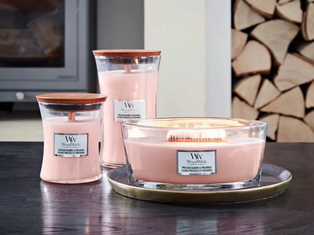 Woodwick vonná svíčka Pressed Blooms & Patchuli (Drcené květy a pačuli) 609 g