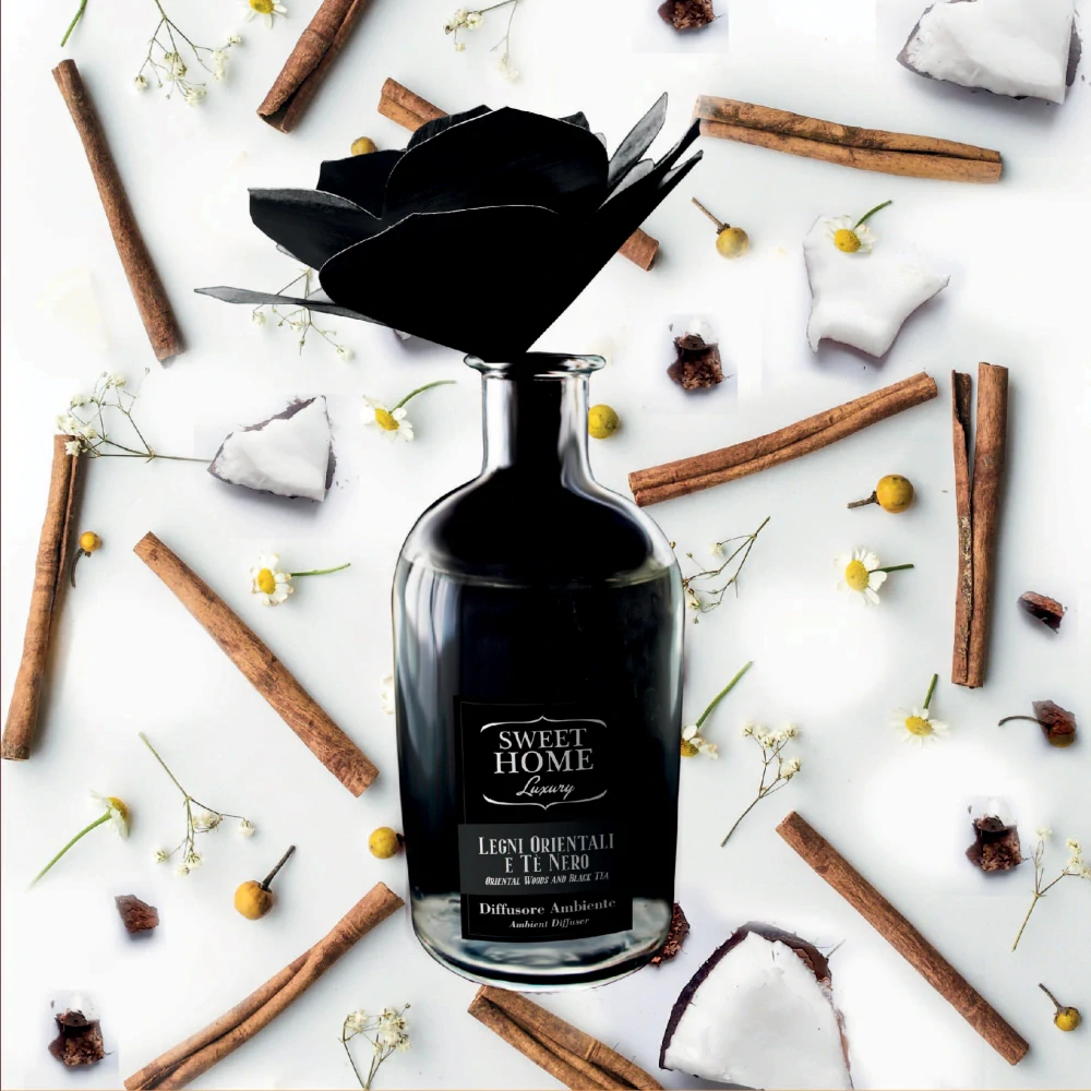 Sweet Home Collection aroma difuzér s vonící dřevěnou květinou Orientální lesy & Černý čaj 250 ml 