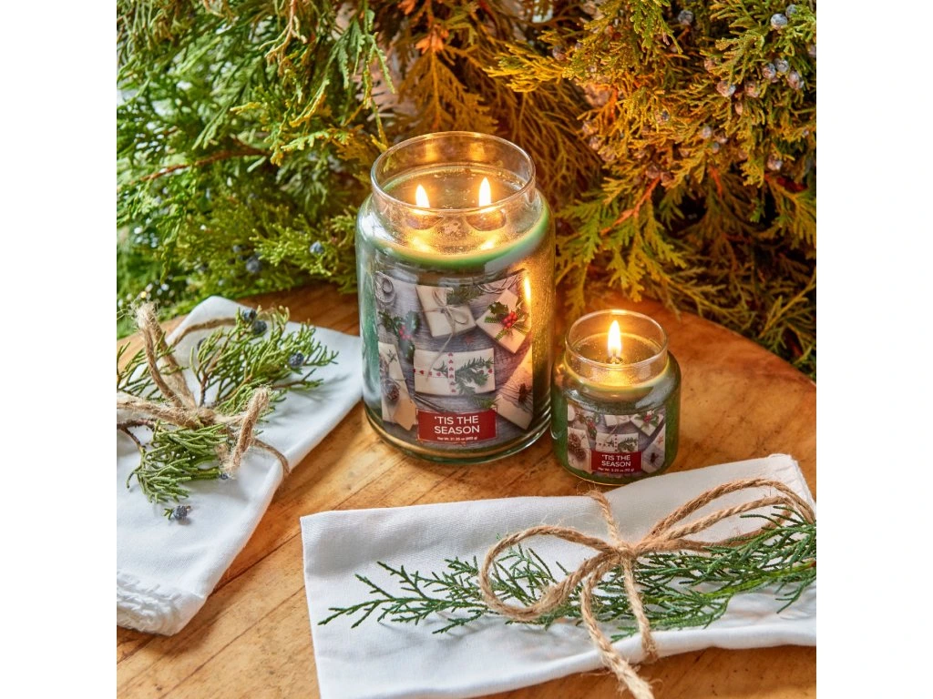 Village Candle - vonná svíčka Tis the Season (Vánoční čas) 602 g