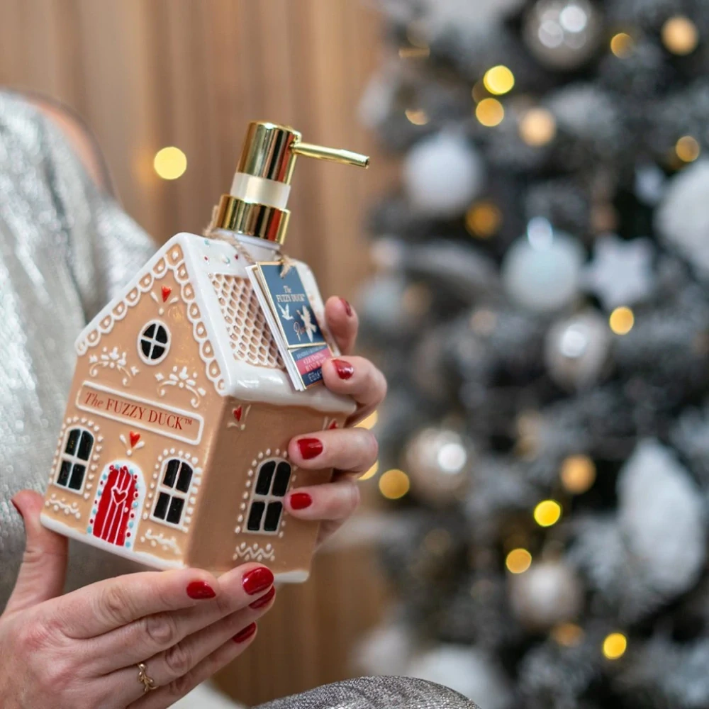 Baylis & Harding, WINTER WONDERLAND - mýdlo na ruce 650 ml v keramické perníkové chaloupce