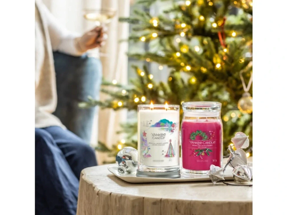 Yankee candle, vonná svíčka Signature Sparkling Winterberry (Jiskrné zimní bobule) 567 g
