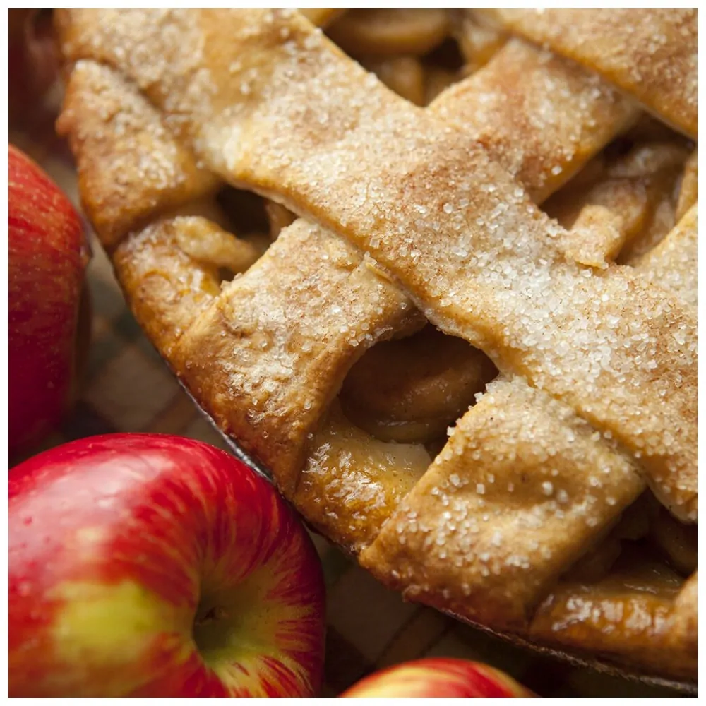 Village Candle - vonná svíčka Warm Apple Pie (Jablečný koláč) 602 g