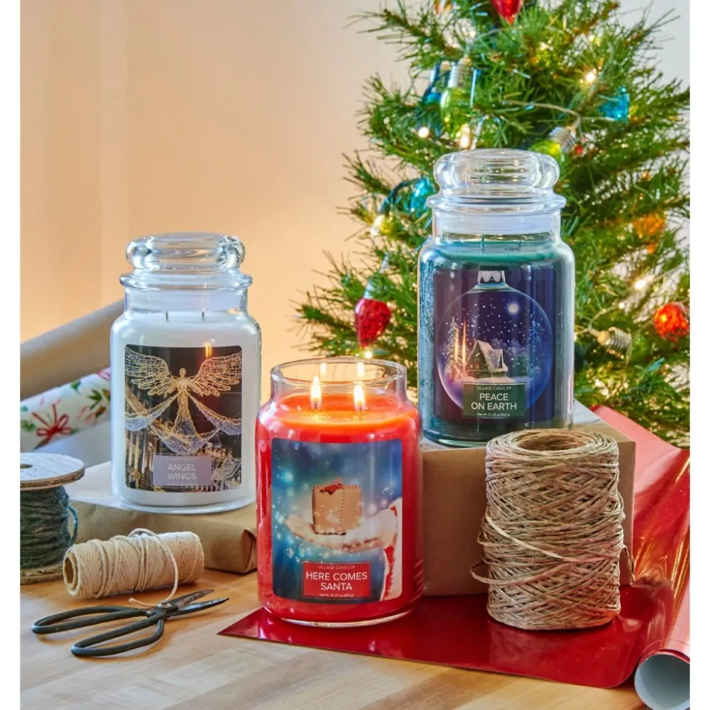 Village Candle - vonná svíčka Here Santa Comes (Santova návštěva) 602 g