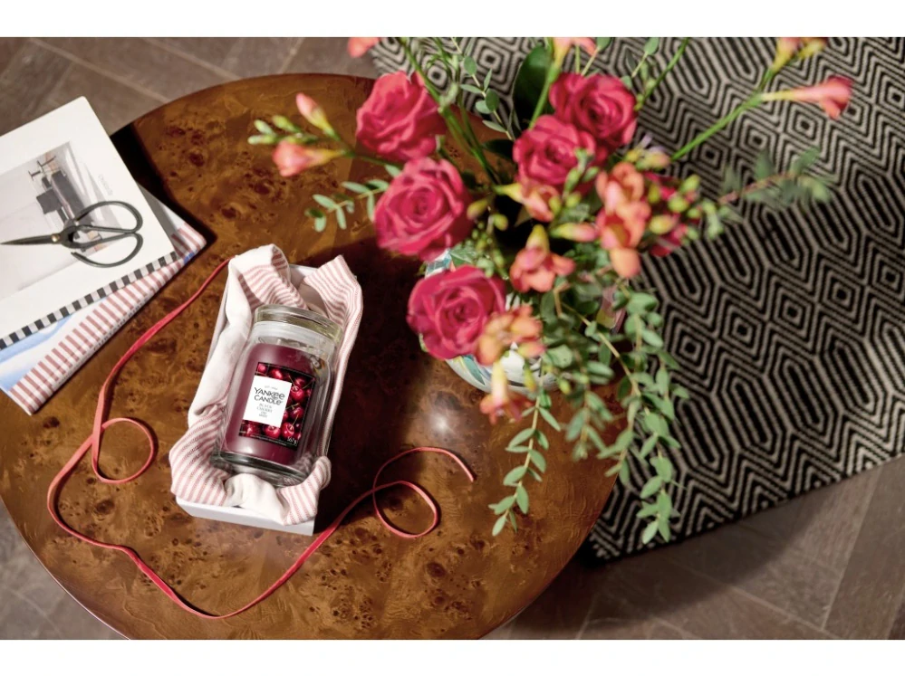 Yankee Candle Signature velká vonná svíčka Black Cherry 567 g
