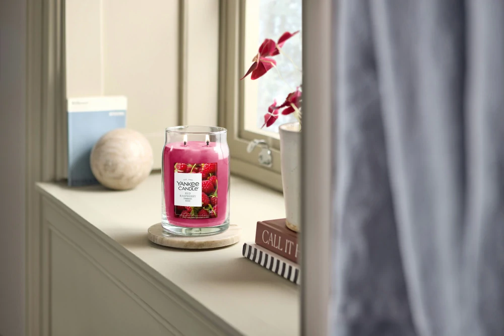 Yankee Candle Signature velká vonná svíčka Red Raspberry 567 g