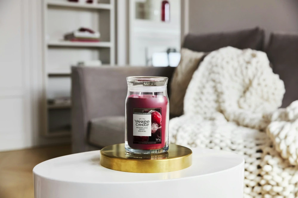 Yankee Candle Signature velká vonná svíčka Woodland Spice 567 g