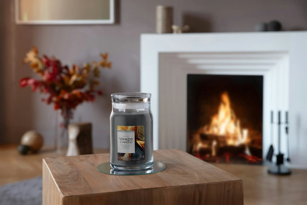 Yankee Candle Signature velká vonná svíčka Crackling Embers 567 g