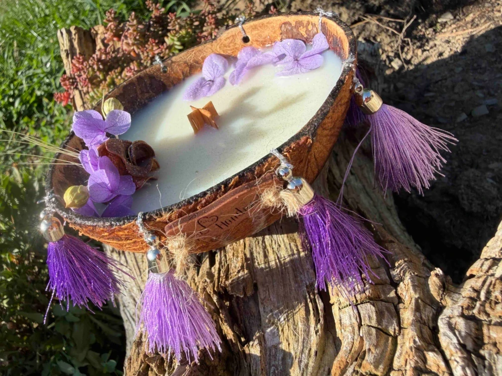 Magic Rose - svíčka v kokosu Boho styl fialová