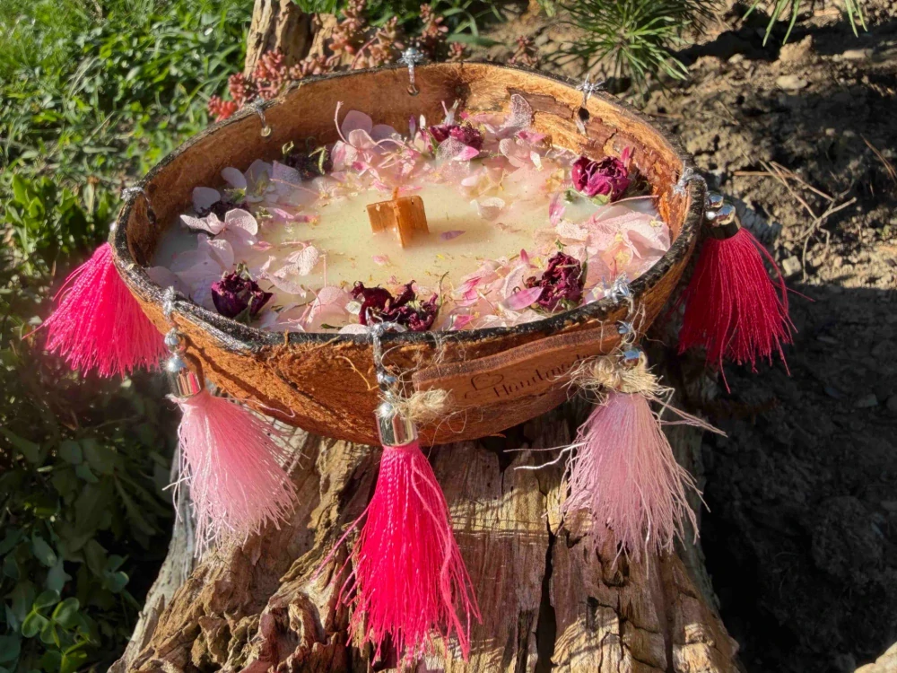 Magic Rose - svíčka v kokosu Boho styl růžová