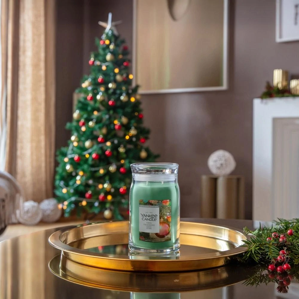 Yankee Candle Signature velká vonná svíčka Tree Trimming 567 g