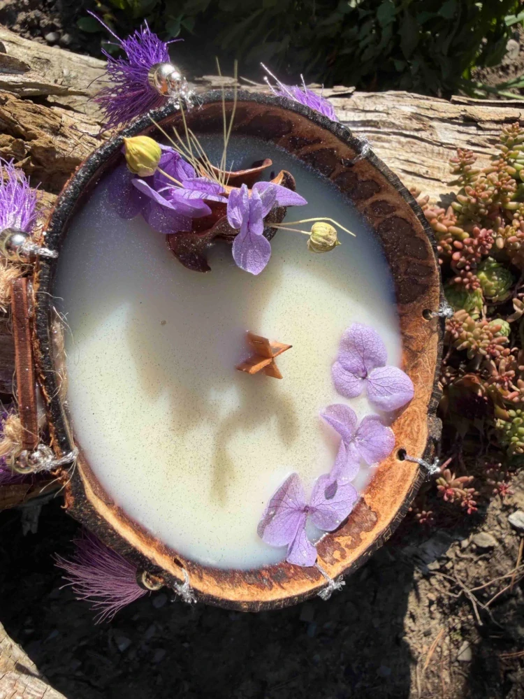 Magic Rose - svíčka v kokosu Boho styl fialová