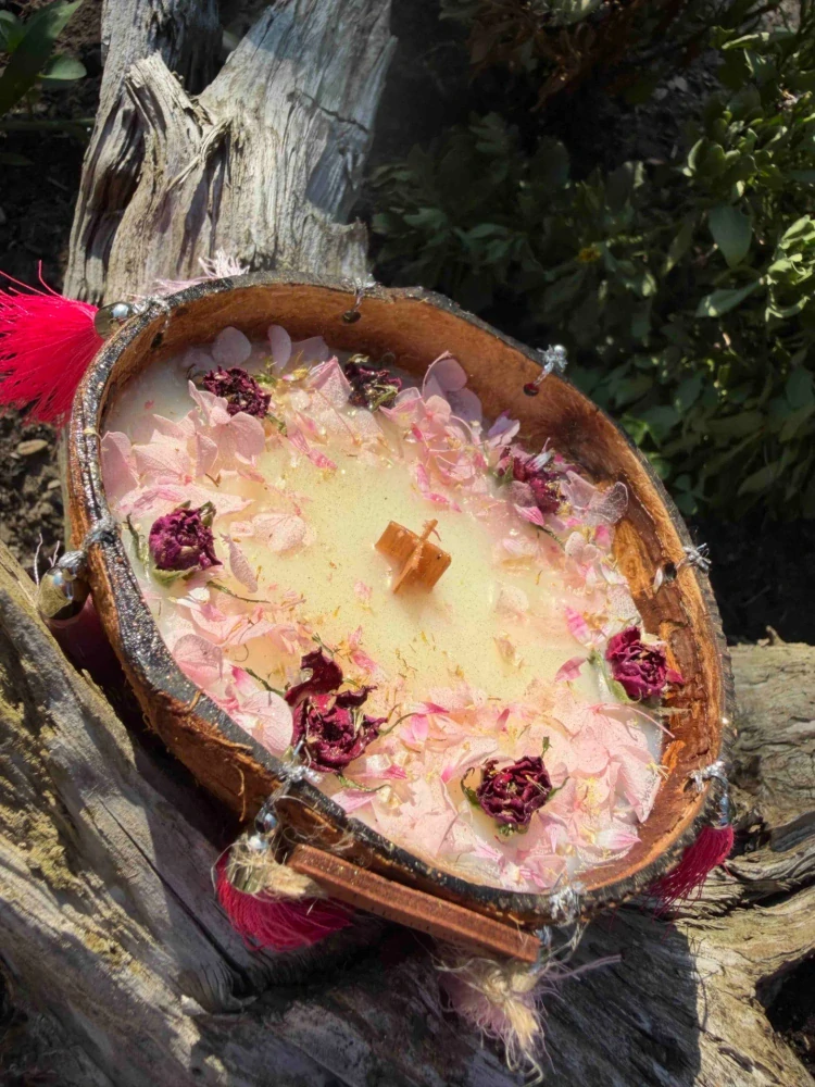 Magic Rose - svíčka v kokosu Boho styl růžová