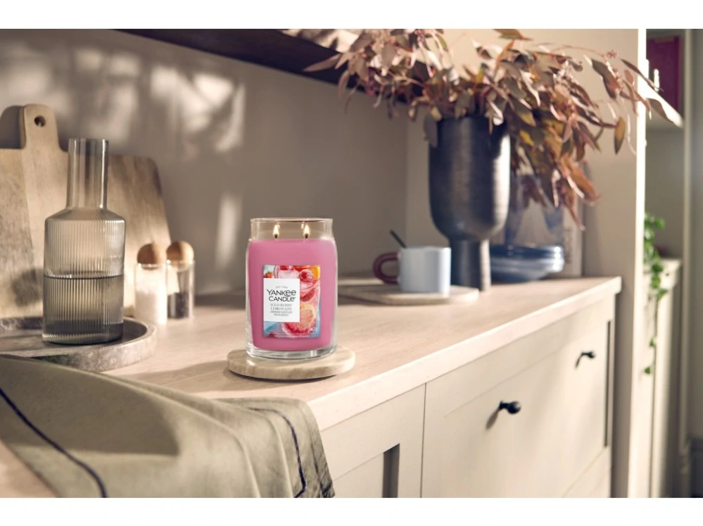 Yankee Candle Signature velká vonná svíčka Iced Berry Lemonade 567 g