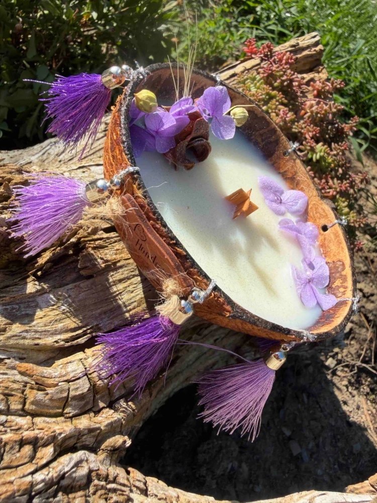 Magic Rose - svíčka v kokosu Boho styl fialová